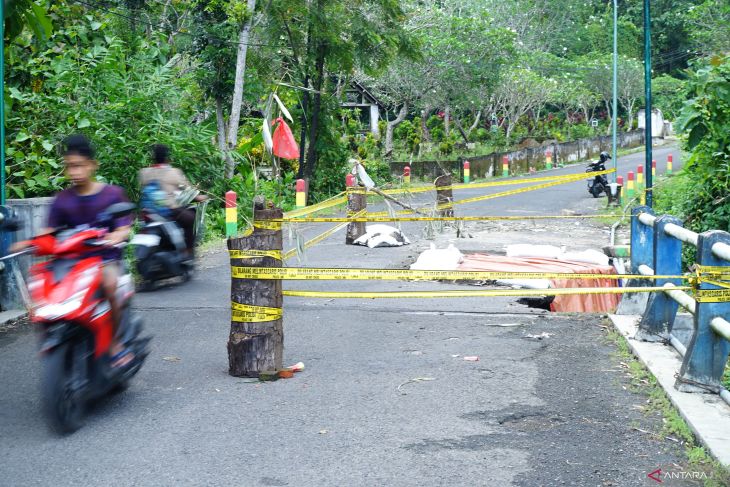 Jalan ambles tergerus banjir di Tulungagung