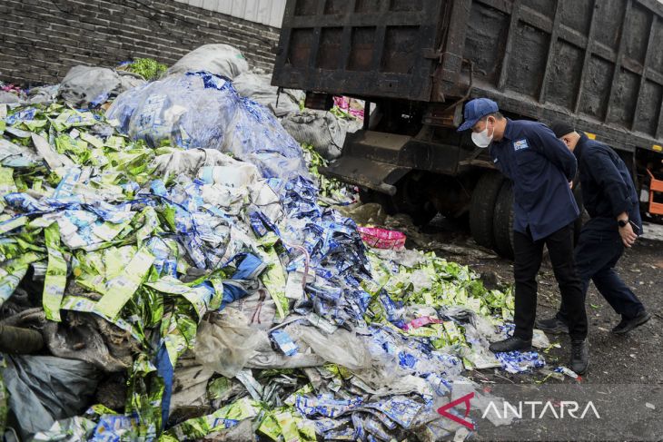KLH segel gudang pengolahan limbah di Tangerang