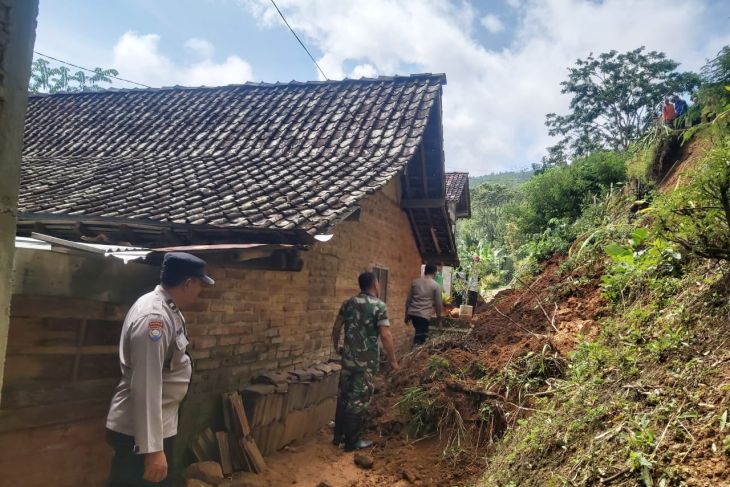 Belasan rumah rusak terdampak longsor di Ponorogo
