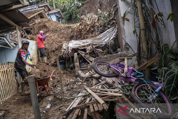 Pembersihan material longsor di Lembang