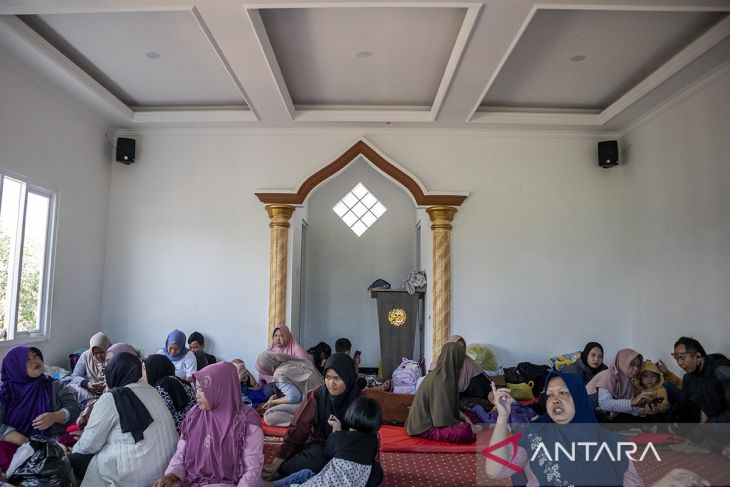 Pengungsi bencana tanah longsor di Lembang