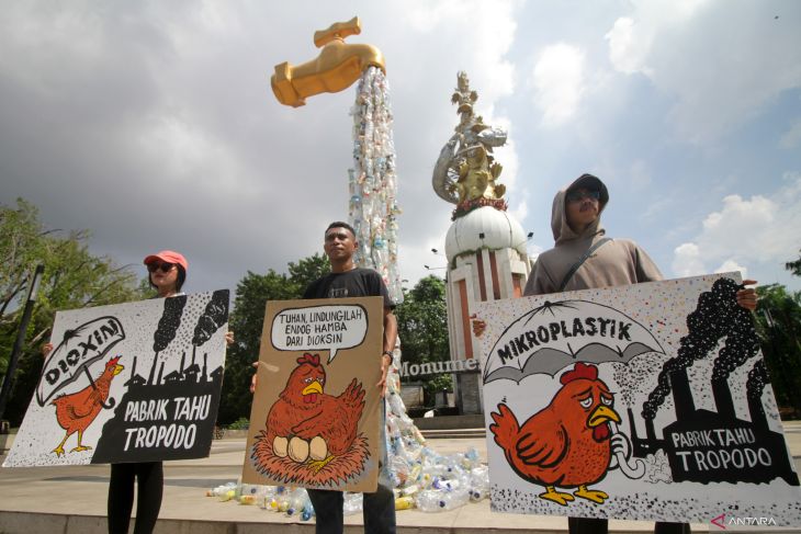 Aksi aktivis lingkungan hidup di Sidoarjo