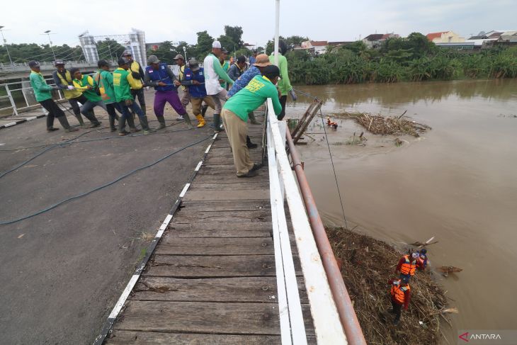 Pembersihan Jembatan Lama Kediri