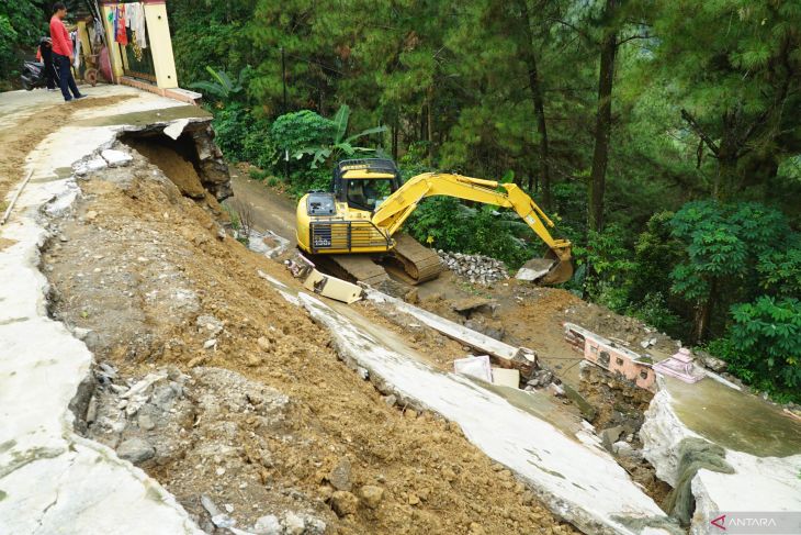 Operasi pencarian korban longsor Trenggalek