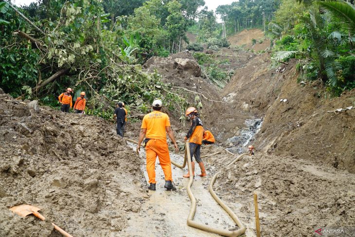 Operasi pencarian korban longsor Trenggalek