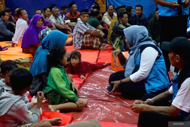 Trauma healing pengungsi korban longsor Trenggalek