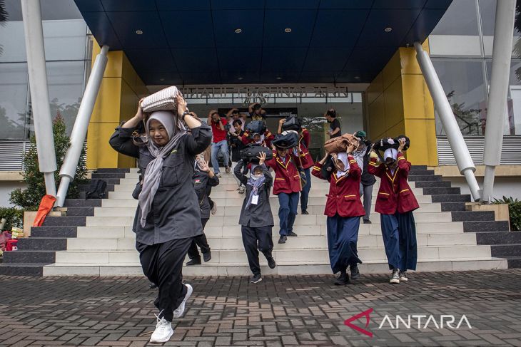 Simulasi penanggulangan bencana gempa bumi di Cimahi