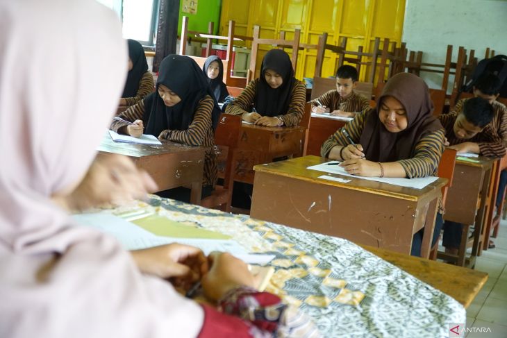 Pelaksanaan ujian sekolah di lokasi terdampak longsor Trenggalek