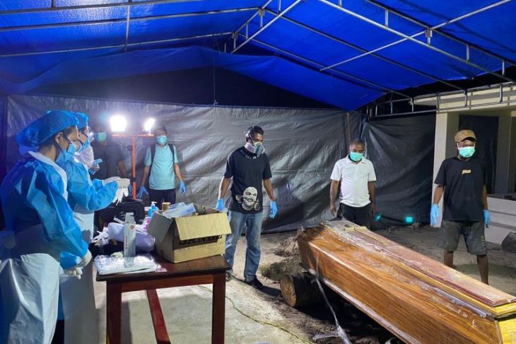 Polres Tanimbar dan Forensik bongkar makam autopsi korban tembak