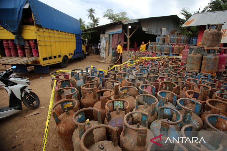 FOTO - Penggrebekan gudang gas elpiji ilegal di Aceh