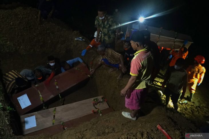 Pemakaman empat korban longsor Trenggalek