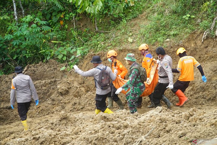 Evakuasi jenazah korban longsor Trenggalek