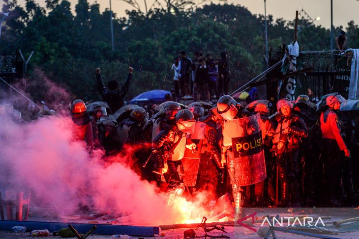 Kekisruhan di luar stadion saat laga Persib melawan Persis