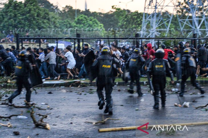 Kekisruhan di luar stadion saat laga Persib melawan Persis