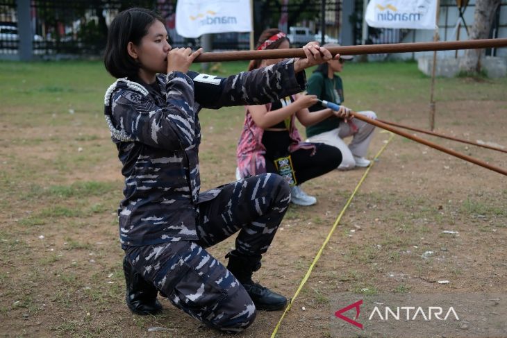 Lomba menyumpit di Pekan Gawai Dayak Kalbar