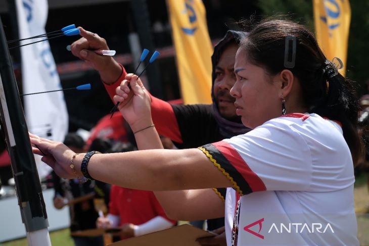 Lomba menyumpit di Pekan Gawai Dayak Kalbar