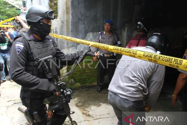 Densus 88 menggeledah satu rumah warga di Garut