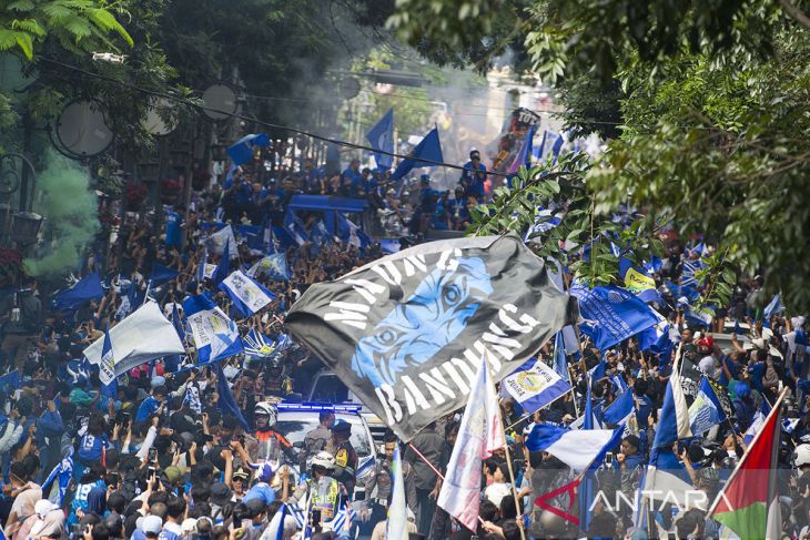 Antusias warga saksikan pawai Persib juara Liga 1