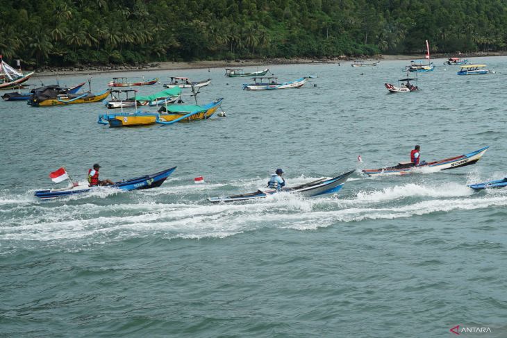 Lomba balap perahu kunting di Pantai Trenggalek