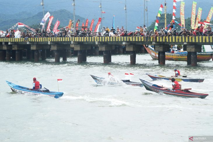 Lomba balap perahu kunting di Pantai Trenggalek