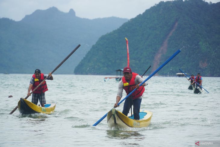 Lomba balap perahu kunting di Pantai Trenggalek