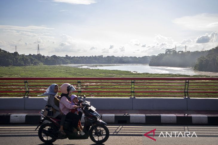 Sungai Citarum dipenuhi sampah dan eceng gondok