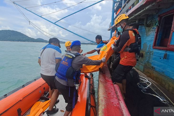 Evakuasi ABK Sumber Jaya yang tenggelam di perairan Tanjung Berikat