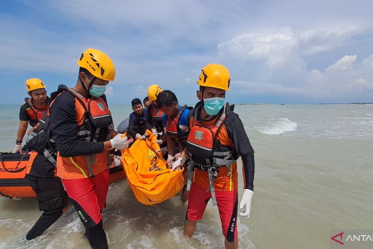 Evakuasi ABK Sumber Jaya yang tenggelam di perairan Tanjung Berikat