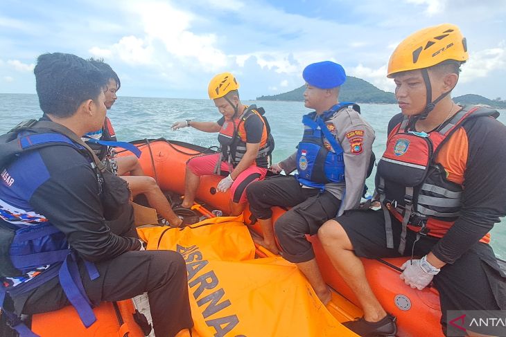 Evakuasi ABK Sumber Jaya yang tenggelam di perairan Tanjung Berikat