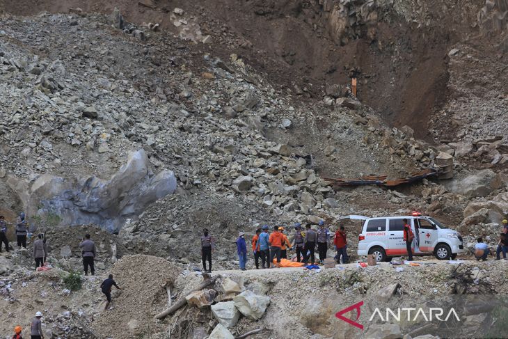 Eevakuasi korban longsor galian C