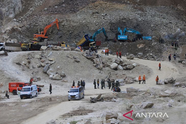 Eevakuasi korban longsor galian C