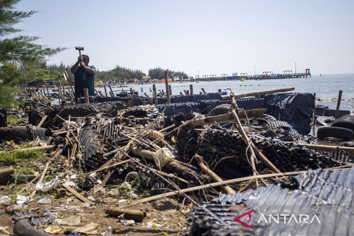 Sampah limbah pabrik cemari Pantai Balongan Indah