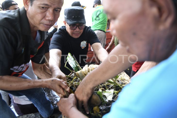 Ratusan warga bersihkan aliran Sungai Karang Mumus