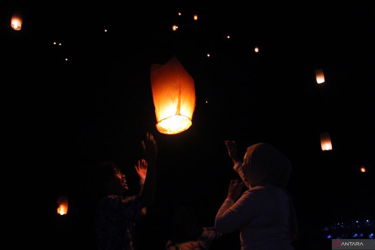 Festival lampion di pantai Ngliyep Malang