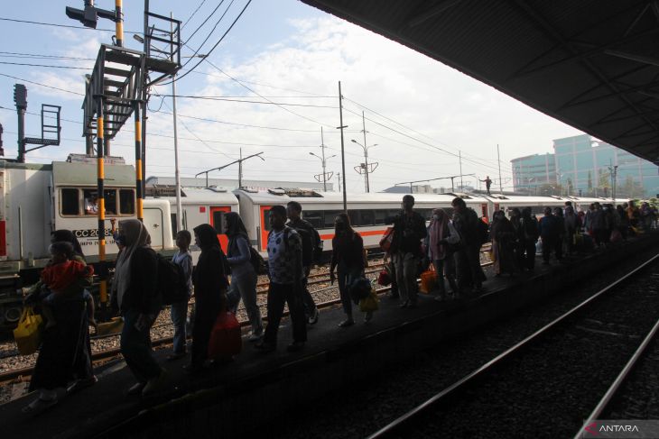 Arus penumpang KA di Stasiun Surabaya Pasar Turi di akhir libur