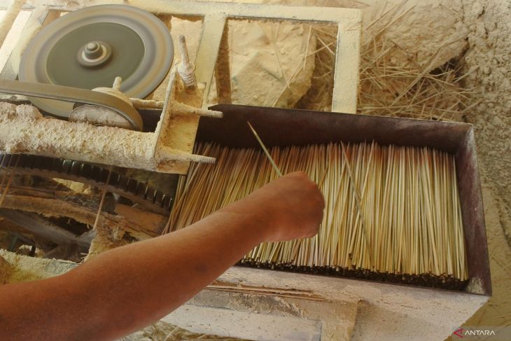 Produksi tusuk satai di Jember