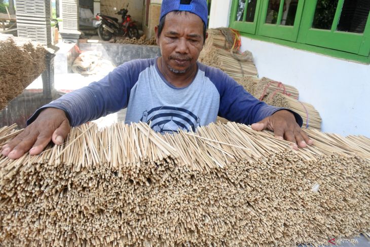 Produksi tusuk satai di Jember