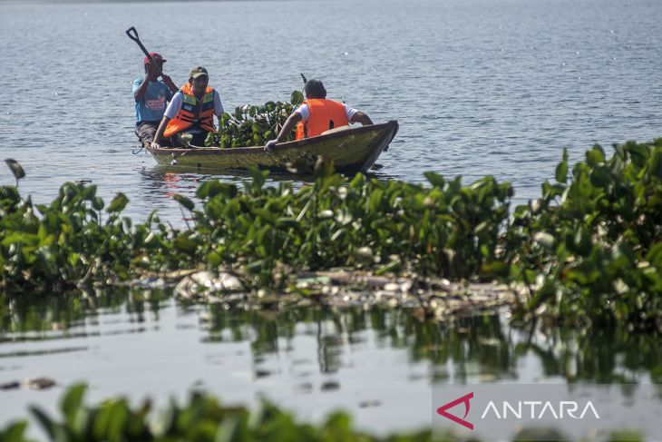 Aksi bersih lingkungan Sungai Citarum