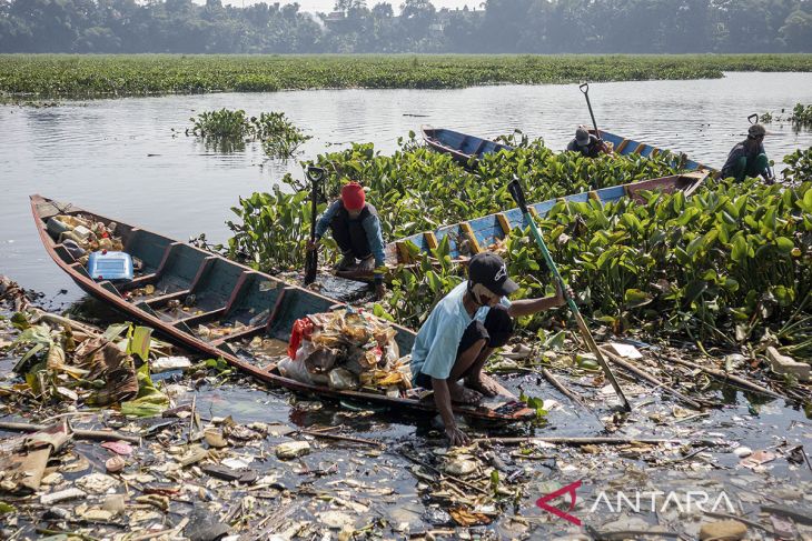 Aksi bersih lingkungan Sungai Citarum