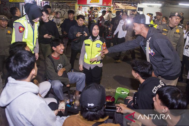 Patroli jam malam pelajar di Bandung