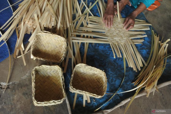 Besek pengganti plastik untuk daging kurban