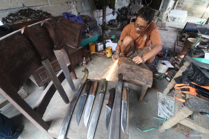 Perajin pisau dari besi bekas
