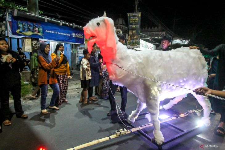 Pawai gema takbir dan lampion di Malang