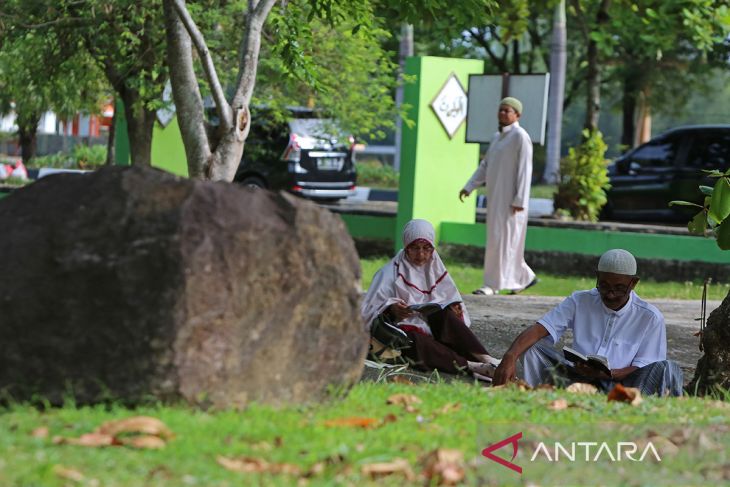 FOTO - Ziarah makam korban tsunami pada Hari Raya Idul Adha