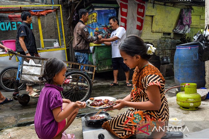 Distribusi daging kurban dari rumah ke rumah