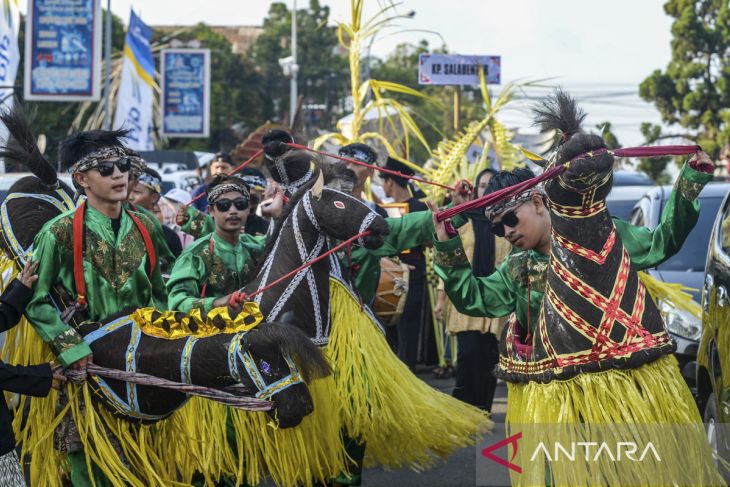 Parade budaya meriahkan tradisi Ngadu Bedug di Pandeglang