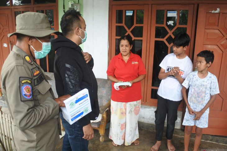 Pembagian masker kepada warga terdampak Gunung Raung