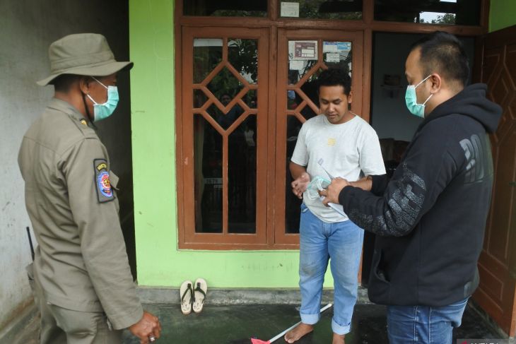 Pembagian masker kepada warga terdampak Gunung Raung