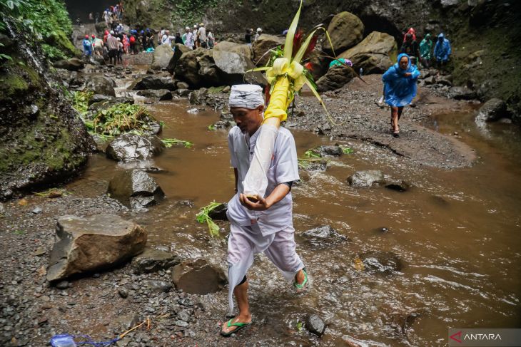 Ritual mendak tirta jelang Yadnya Kasada