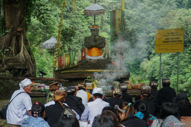 Ritual mendak tirta jelang Yadnya Kasada